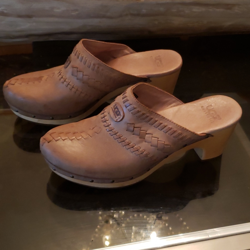 UGG Clog- nude leather